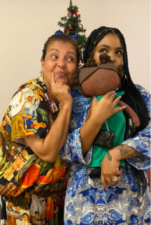 mãe e filha emocionadas com boneca que é a sua cara.