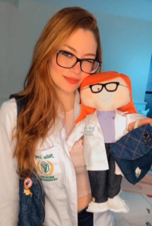 Médica com sua mini me em forma de boneca.
