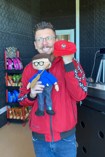 Cassiano com seu boneco personalizado.