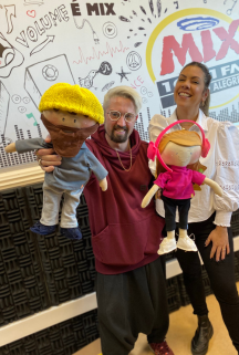 casal segurando seu presente especial personalizado.