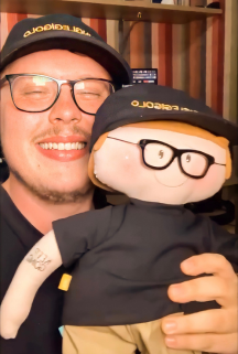 Luca com o seu boneco que é a sua cara.