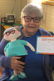 Vovó com sua boneca personalizada.