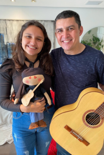 Músico com seu boneco personalizado.